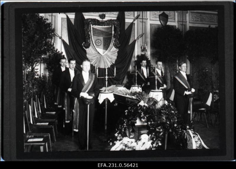 Korporatsiooni „Fraternitas Estica“ vilistlane O. Peterson puusärgis.