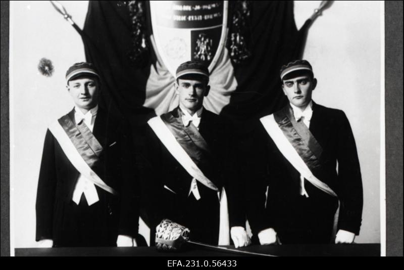 Korporatsiooni „Fraternitas Estica“  coetus II semestril 1936. aastal (vasakult) s/a abiesimees E. Truupere, s/a esimees R. Laube, s/a kirjatoimetaja H. Haljasmaa.