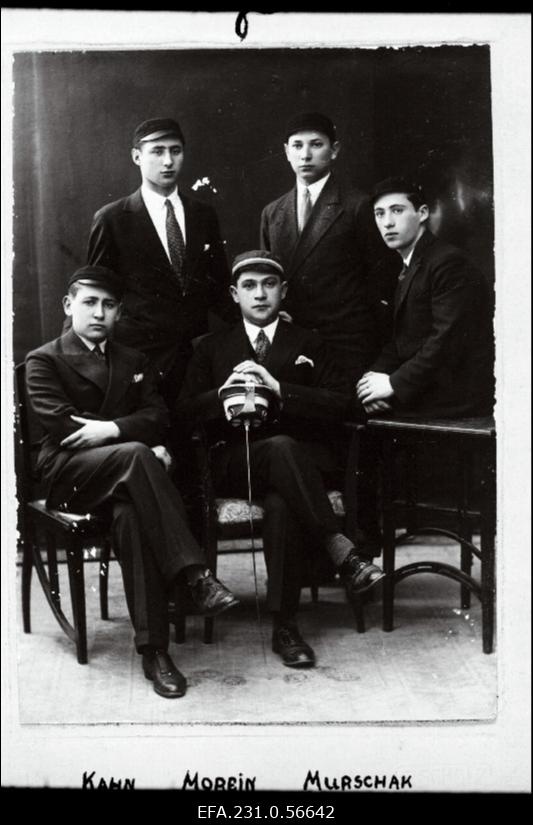 Korporatsiooni „Limuvia“ liikmeid I semestril 1929. aastal: Morein (I reas vasakult 1.), Eugen Refes (2.), Aleksander Kahn (Kan), Murschak (Muršak), Grünhut.