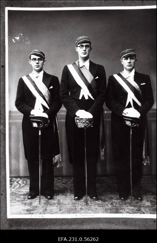 Korporatsiooni „Vironia“ eestseisus II semestril 1938. aastal (vasakult) 2. A. Poom, A. Lainvee, B. Kõrver.