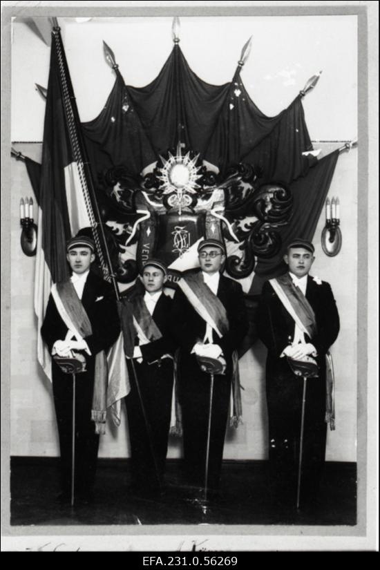 Korporatsiooni „Fraternitas Liviensis“ eestseisus I semestril 1932. aastal (vasakult): K. Leideker, A. Kiiman, W. Jake, A. Äniline.