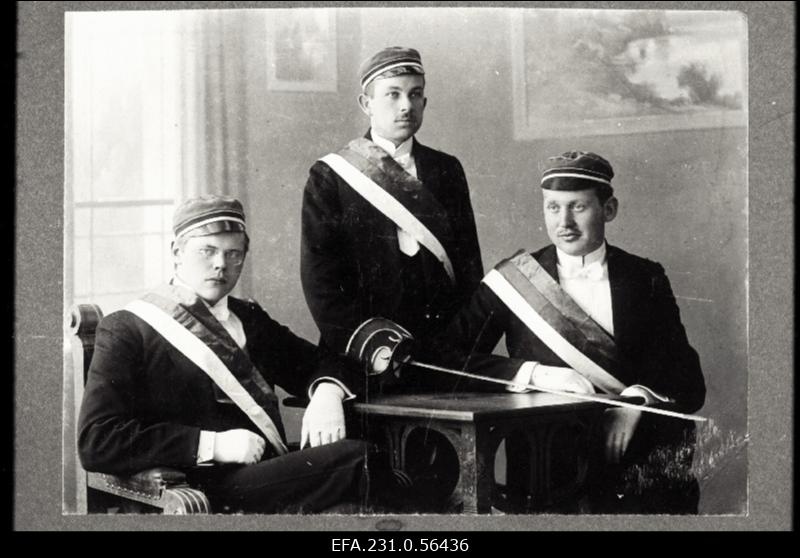 Korporatsiooni „Fraternitas Estica“  eestseisus II semestril 1912. aastal (vasakult) Neggo, Laamann, Jervan.