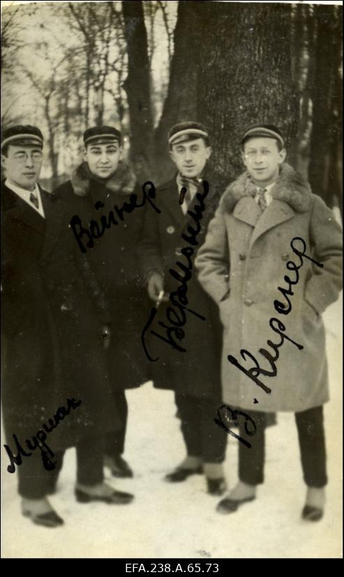 Korporatsiooni Limuvia liikmed Toomemäel (vasakult): I. Muršak, J. Weiner, Bermont, W. Kirsner.