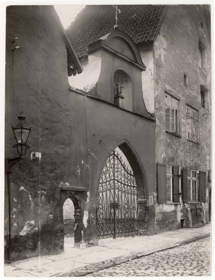 All-city. The Gate leading to the Dominican monastery court on the Russian street. Russian tn 18 before major reconstructions in 1918.  duplicate photo