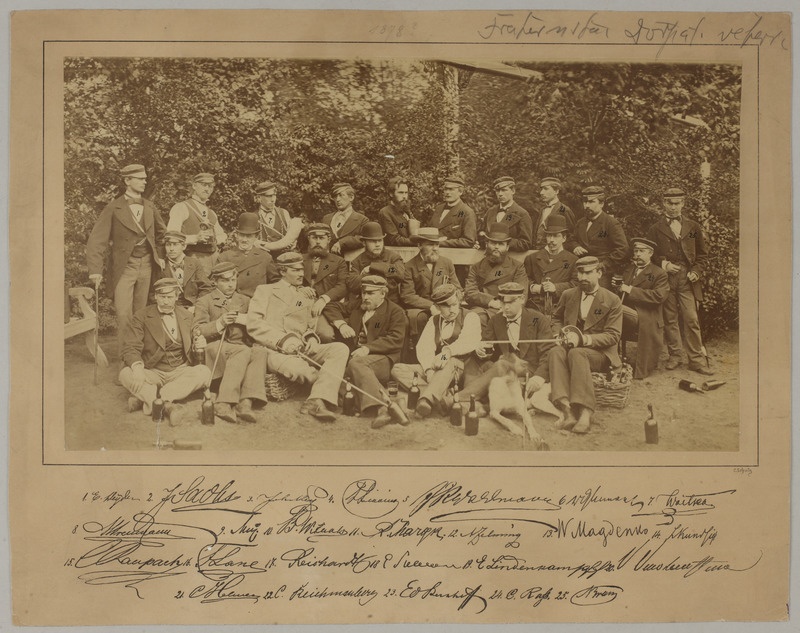 Korporatsiooni Fraternitas Dorpatensise liikmed, arvatavasti tähistamas kommerssi, grupifoto vabas õhus