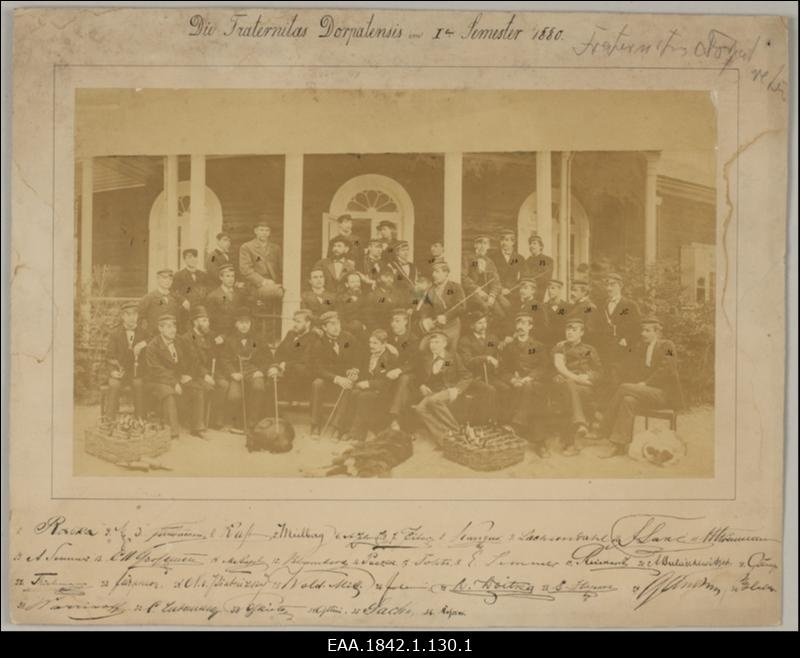 Korporatsiooni Fraternitas Dorpatensise liikmed ühe maja ees, arvatavasti kommersi ajal, grupifoto