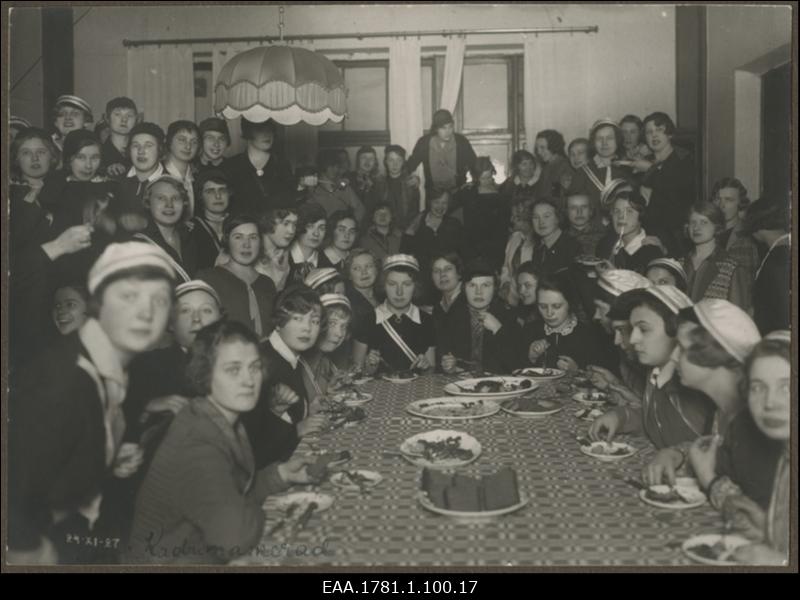 Grupp naiskorporatsiooni (Amicitia?) liikmeid üritusel söögilaua taga