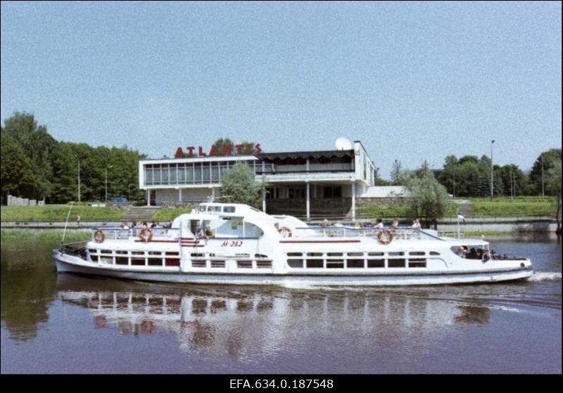 Vaade Emajõele ja ööklubile Atlantis.