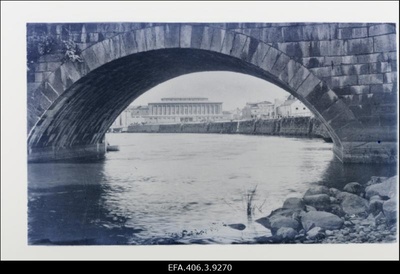 Vaade turuhoonele Kivisilla kaare alt.  duplicate photo