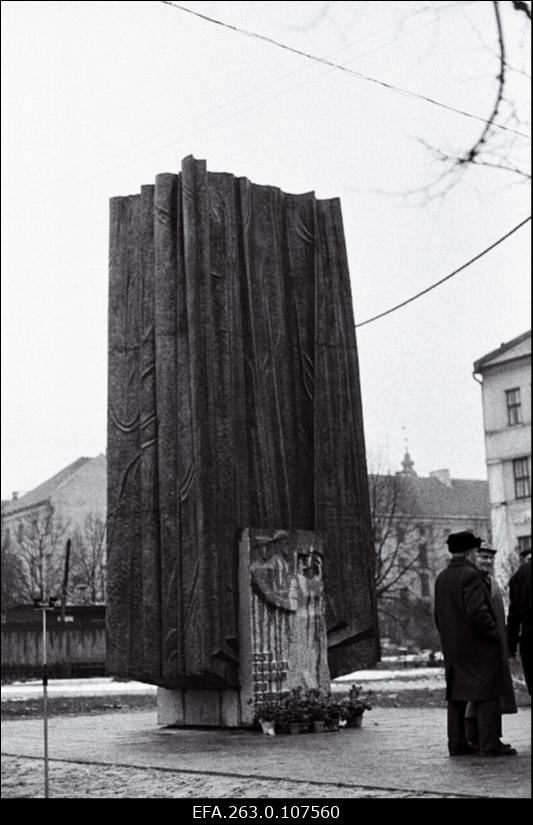 Eesti Töörahva Kommuuni mälestusmärgi avamine Emajõe ääres.