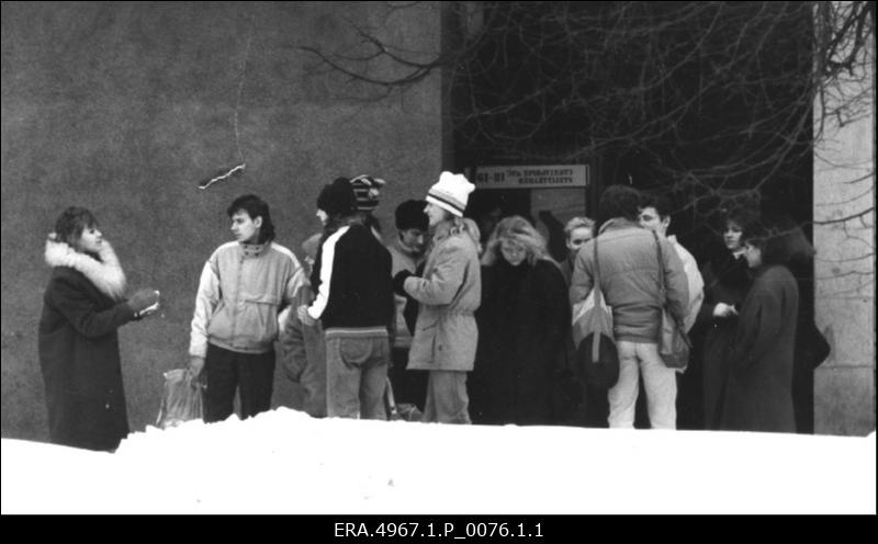 Harta 87 liikumises osalejad Elu Sõna koguduse liikmed kogunemisel restorani Tarvas ees