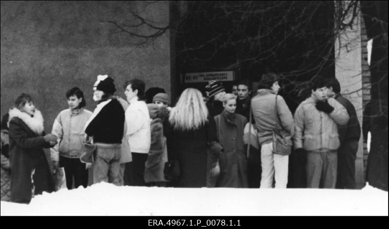 Harta 87 liikumises osalejad Elu Sõna koguduse liikmed kogunemisel restorani Tarvas ees