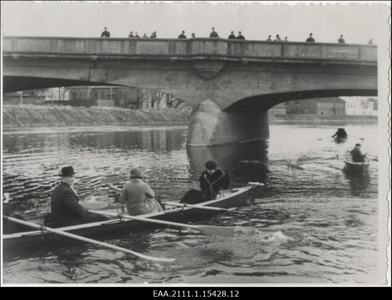 Sõudjad Emajõel Vabadussilla juures