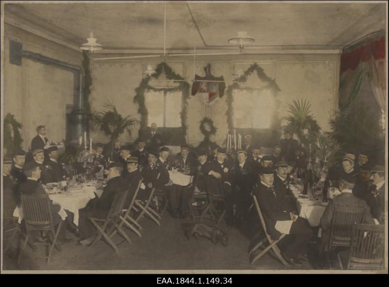 Korporatsiooni "Livonia" restoranilauas konvendi vapisaalis