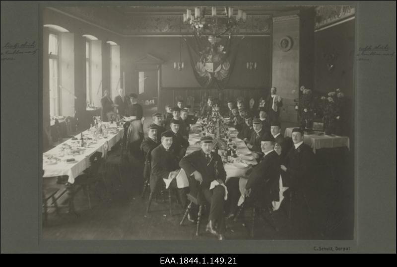 Korporatsiooni "Livonia" liikmed restoranilauas konvendi vapisaalis