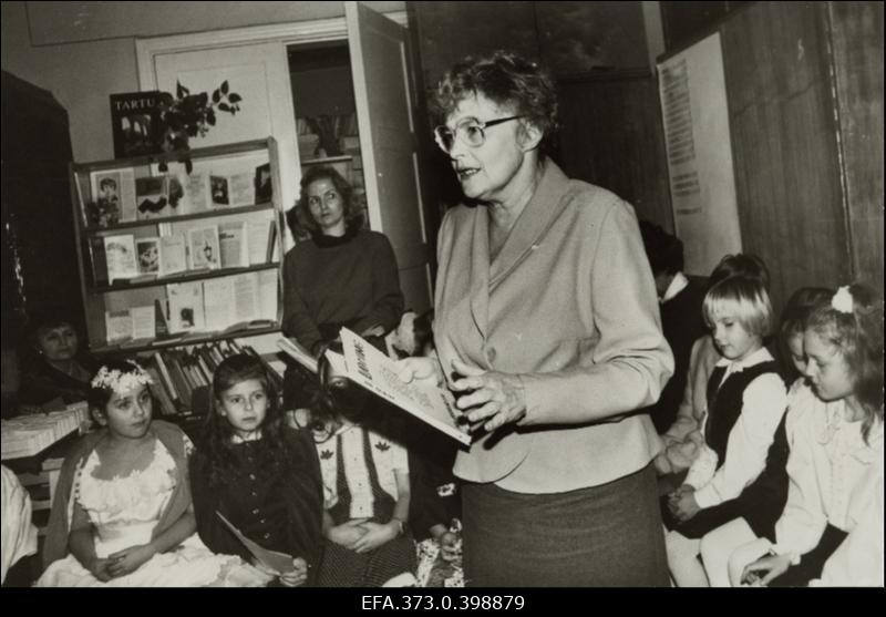 Tartu Linnamuuseumi direktor Heivi Pullerits kirjanduslikul-muusikalisel pärastlõunal Lydia Koidula nimelises raamatukogus tutvustamas Karlova linnaosa kujunemislugu.