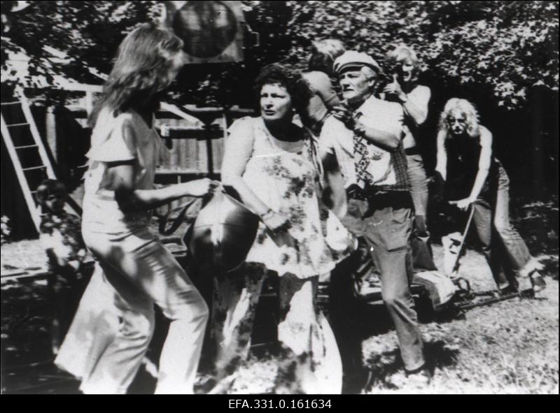 “Eesti Telefilmi” “Siin me oleme” filmimine. Vasakult 2. Lia Laats, 3. Ervin Abel.