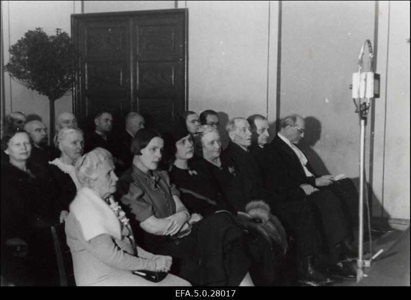 Filosoofiadoktor Oskar Kallase 70. sünnipäeva puhul korraldatud aktus Eesti Üliõpilaste Seltsi saalis. Esireas vasakult: inspektriss E. Luiga, dr Kalda tütred V. Kallas-Päss ja L. Kallas-Poska, helilooja Miina Härma, pastor J. Tischler, professorid Johan Kõpp ja  Jaan Tõnisson.