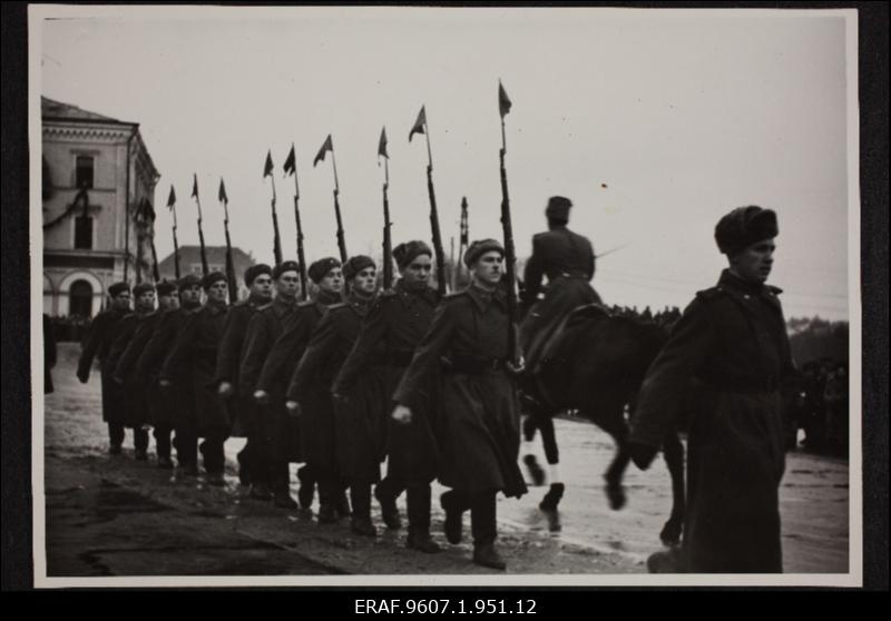 Oktoobrirevolutsiooni 28. aastapäeva tähistamine Tartus.