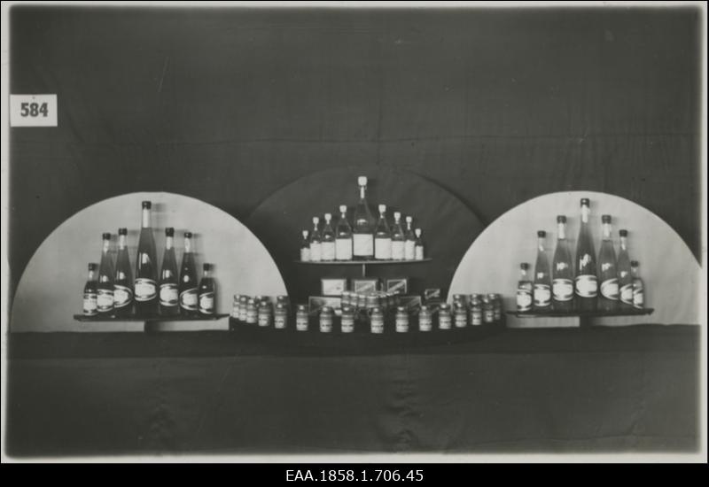 Pudelitest ja purkidest koosnev eksponaat Tartu Eesti Põllumeeste Seltsi 50.aasta juubelinäitusel