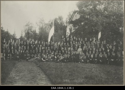 Korporatsiooni "Livonia" 100. aastapäeva foto konvendi hoovis, grupifoto  duplicate photo