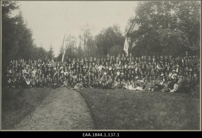 Korporatsiooni "Livonia" 100. aastapäeva foto daamidega ja oldermann rebastega konvendi hoovis, suur grupifoto  similar photo