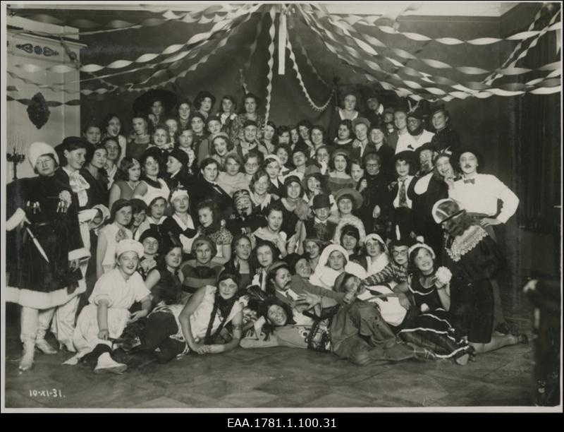 Eesti Naisüliõpilaste Seltsi karnevalist osavõtjad, grupifoto