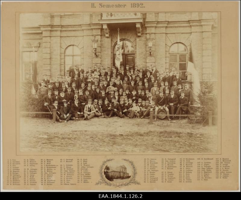 Korporatsioon "Livonia" liikmete ühisfoto konvendihoone ees korporatsiooni 70. aastapäeval