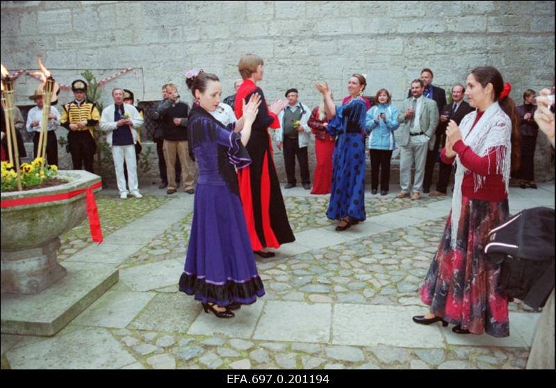 Hispaania stiilis pidu Kuressaare lossi hoovis.