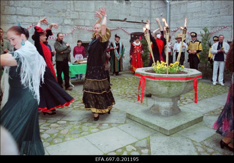 Hispaania stiilis pidu Kuressaare lossi hoovis.