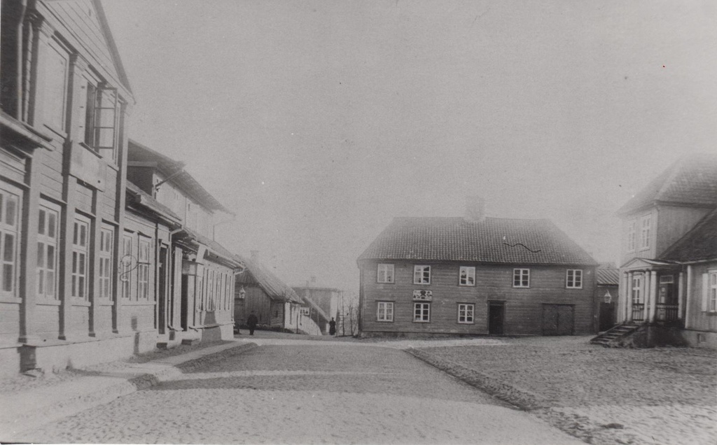 Viljandi. Ees vasakul hoone, kus C. R. Jakobson avaldas 1868. a. juunis esines Eesti Kirjameeste Seltsi loomise ideega.
