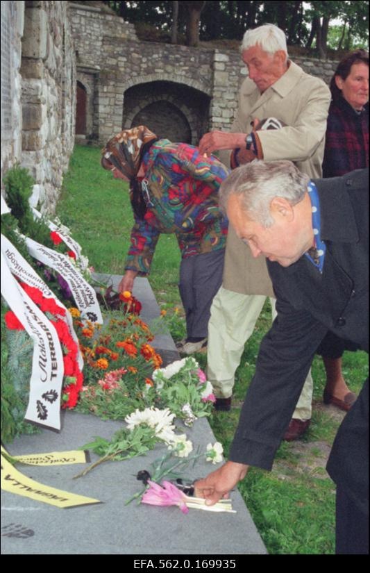 Pärgadepanek Kuressaare veretöö ohvrite mälestustahvli juures.