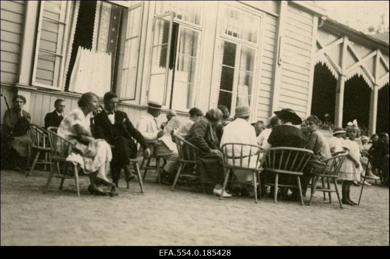 Puhkajad kontserdil Kuressaare pargi kuursaali ees.