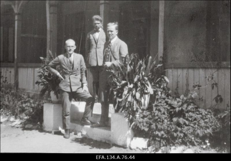 Üliõpilasseltsi Raimla liikmed reisil Saaremaal Kuressaares.