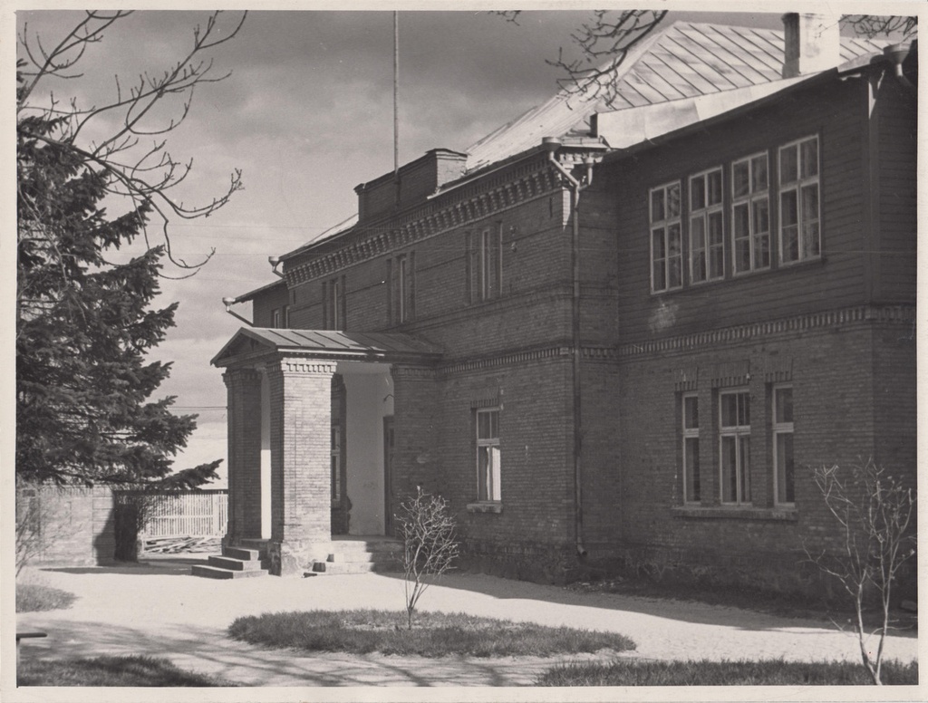 C. R. Jakobsoni algatusel ehitatud Viljandi Eesti Põllumeeste Seltsi maja. C. R. Jakobsoni nimeline Viljandi I Keskkooli hoone.