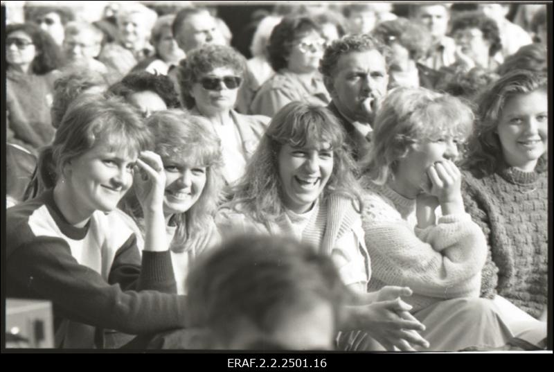 Rahuretk mootorlaeval "Laine" külastamas Saaremaad, laste laulu- ja tantsupidu Kuressaares, vaade publikusse