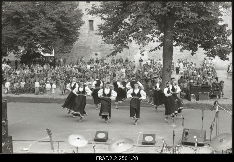 Rahuretk mootorlaeval "Laine" külastamas Saaremaal laulu-ja tantsupidu Kuressaares, tantsijad ja publik linnuse taustal