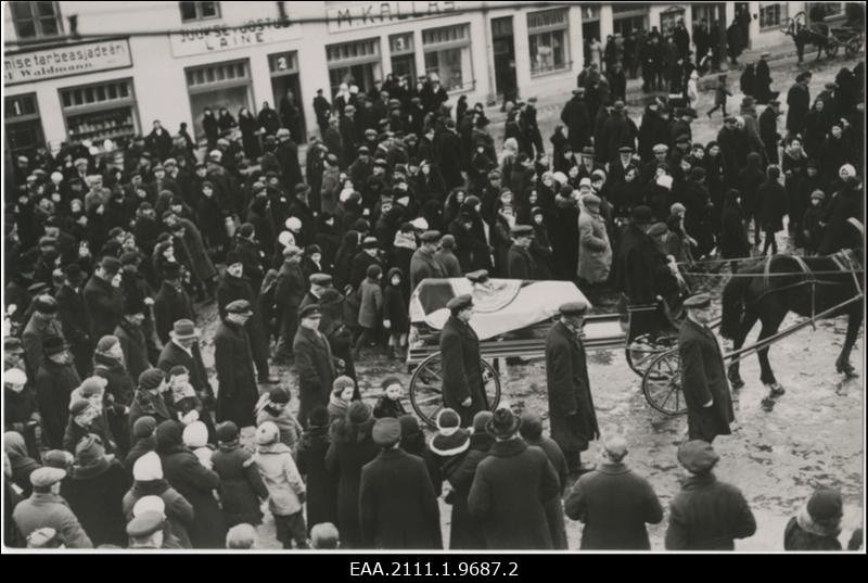 Mihkel Nepsu leinarong möödumas Saaremaa maavalitsusest