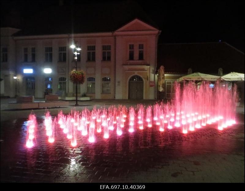 Kuressaare vaade. Värviliste purskkaevude kaskaad õhtusel keskväljakul.