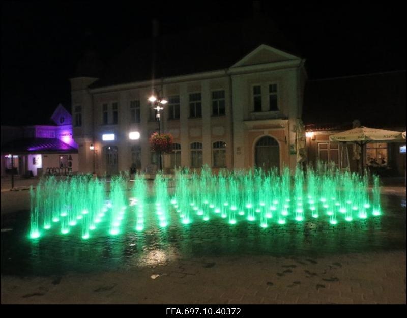 Kuressaare vaade. Värviliste purskkaevude kaskaad õhtusel keskväljakul.