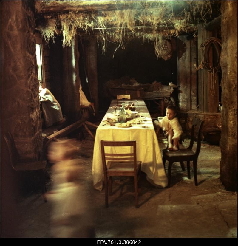 Filmi "Äratus" filmimine. Petersonide lapsed ja söögilaud Vennaru rehetoas.