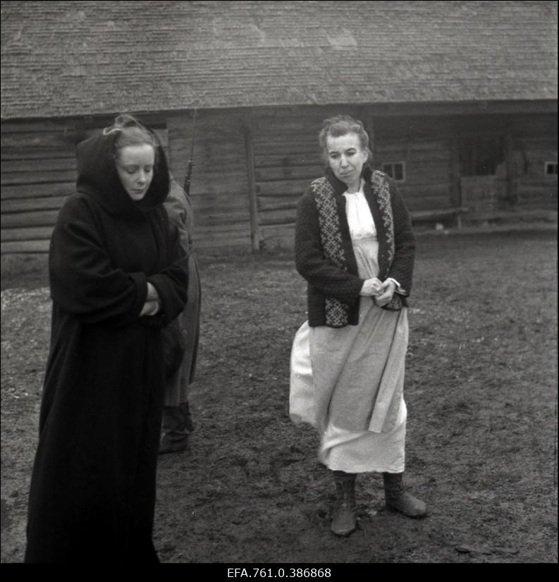 Filmi "Äratus" filmimine. Vennaru talu õuel. Katrin Kohv Vennaru Linda osas. Anne Paluver Salme Petersoni osas.