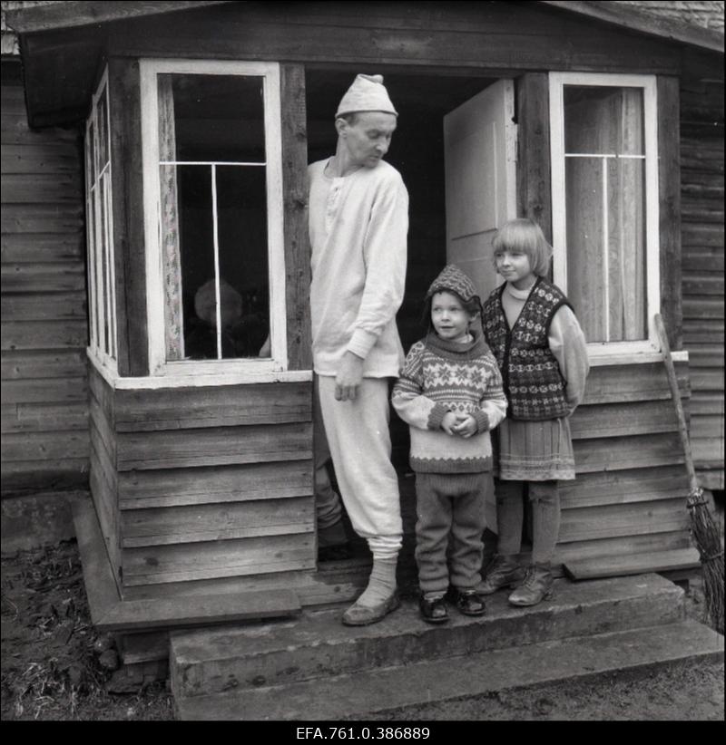 Filmi "Äratus" filmimine. Arvo Kukumägi Kaarel Petersoni osas. Petersonide lapsed.