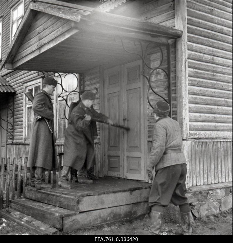 Filmi "Äratus" filmimine. Jaan Rekkor Peeter Kängsepa osas. Sõdurid lõhuvad talu ust.