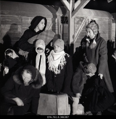 Filmi "Äratus" filmimine. Anne Paluver Salme Petersoni osas, Petersonide lapsed jaamas.  similar photo