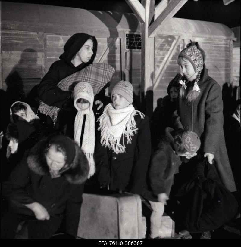 Filmi "Äratus" filmimine. Anne Paluver Salme Petersoni osas, Petersonide lapsed jaamas.