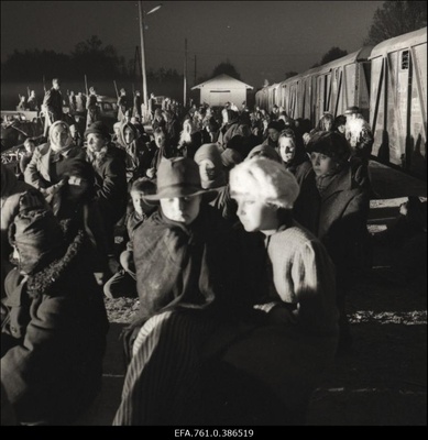 Filmi "Äratus" filmimine. Inimesi aetakse loomavagunitesse.  duplicate photo