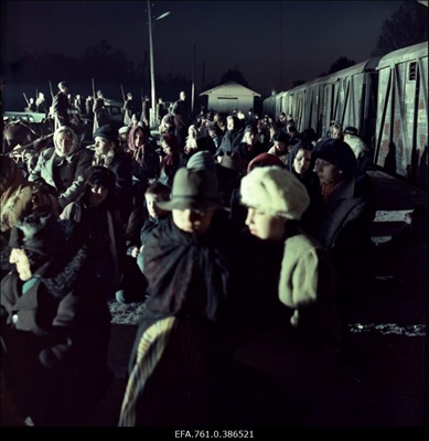 Filmi "Äratus" filmimine. Inimesi aetakse loomavagunitesse.  duplicate photo