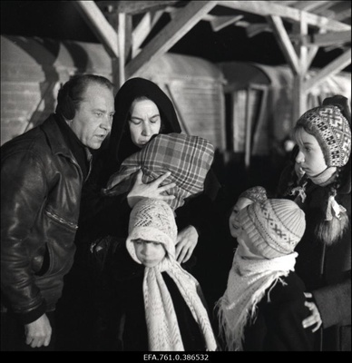 Filmi "Äratus" filmimine. Tõnu Kark Voldemar Rassi osas. Anne Paluver Salme Petersoni osas. Petersonide lapsed.  similar photo