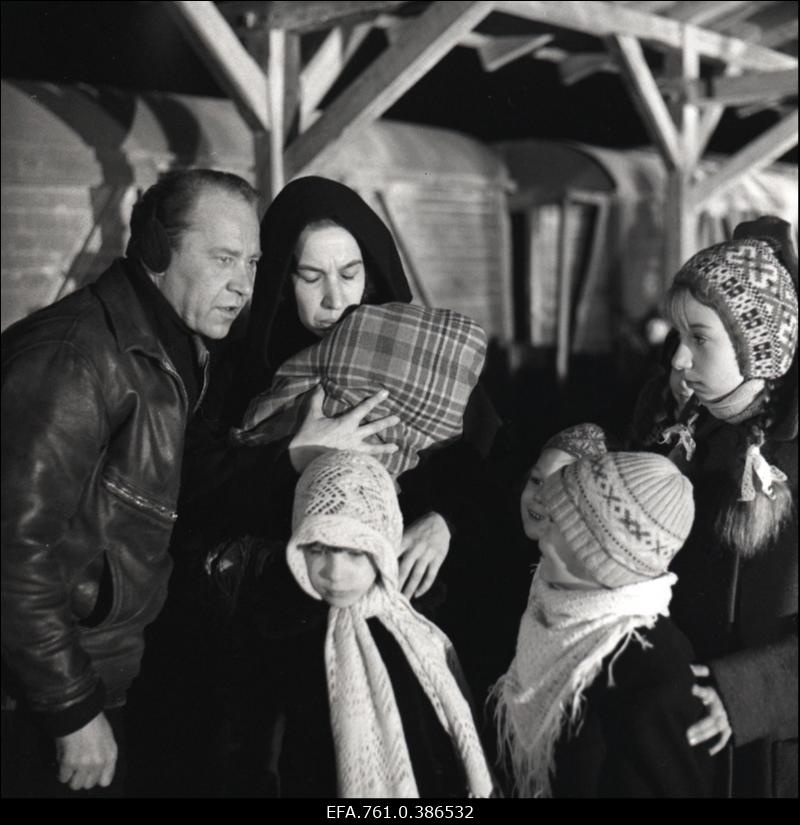 Filmi "Äratus" filmimine. Tõnu Kark Voldemar Rassi osas. Anne Paluver Salme Petersoni osas. Petersonide lapsed.